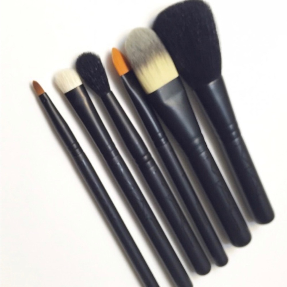 MAC: Basic Brush kit BRAND NEW